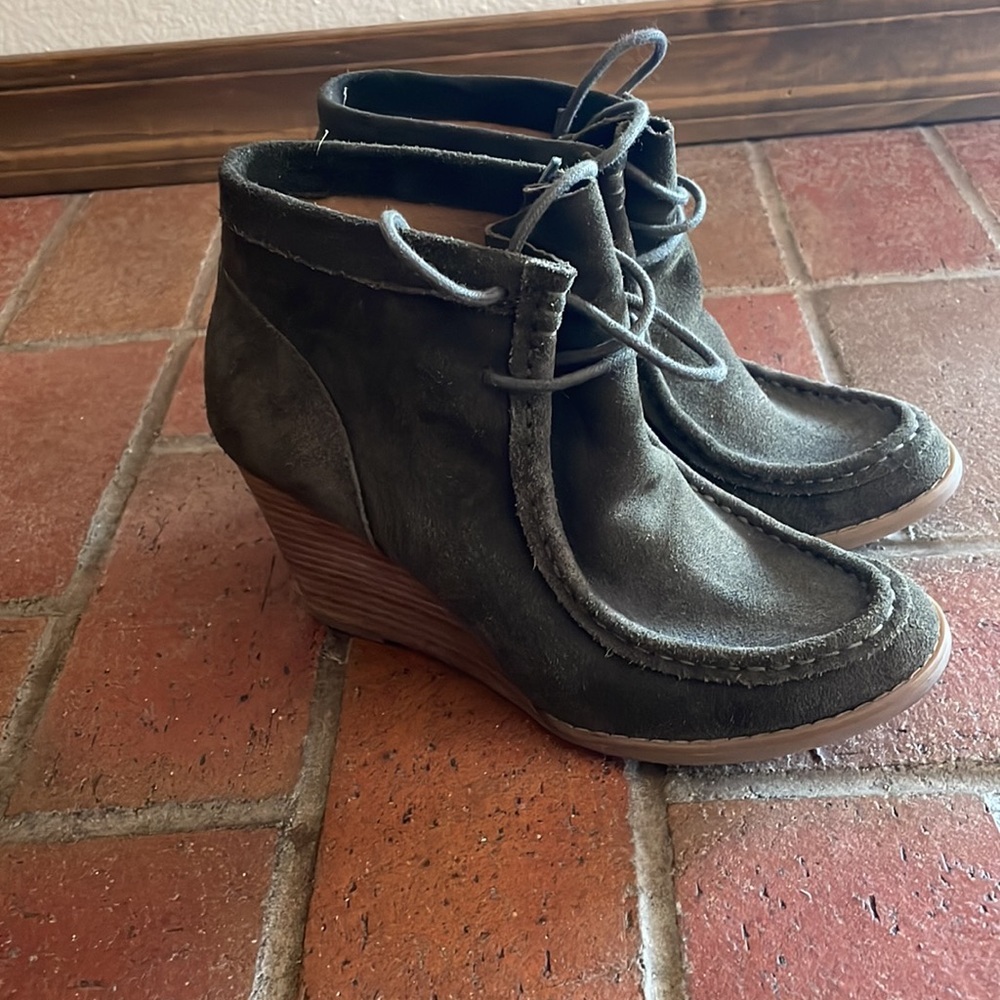 Lucky Brand Olive Green Suede Leather Wedge Booties‎